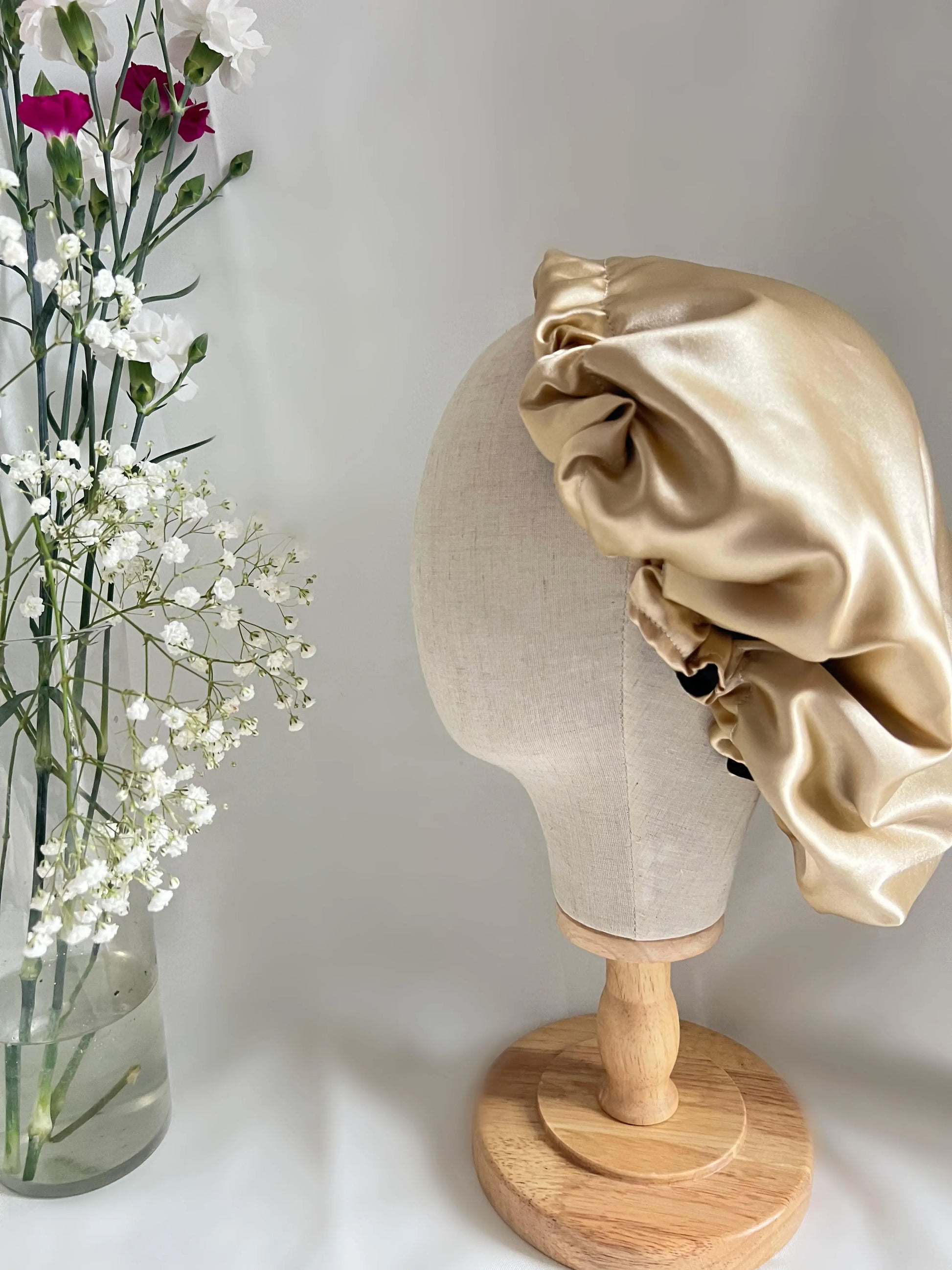 Bonnet en satin réversible beige cousu main